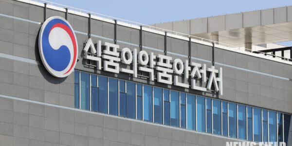 최근 4년 반 동안 화장품 부당광고 적발 건수가 1만 2천 건을 넘어섰으며, 피부재생 및 염증완화 등 의약품 효능을 내세워 소비자를 현혹하는 광고가 가장 많은 것으로 나타났다. 서영석 의원은 반복 적발 업체에 대한 강력한 제재와 함께 플랫폼 사업자에게 공동 책임 체계를 마련할 것을 식약처에 촉구했다.