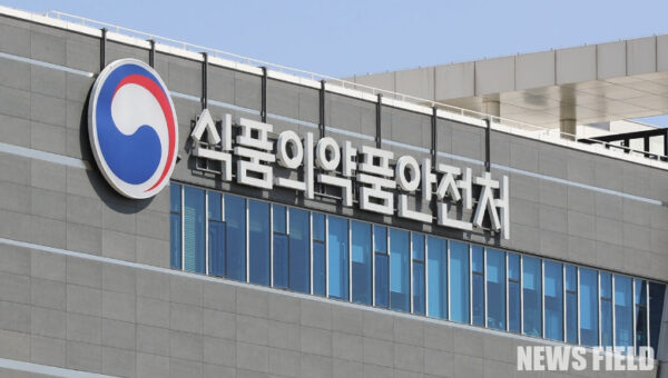 최근 4년 반 동안 화장품 부당광고 적발 건수가 1만 2천 건을 넘어섰으며, 피부재생 및 염증완화 등 의약품 효능을 내세워 소비자를 현혹하는 광고가 가장 많은 것으로 나타났다. 서영석 의원은 반복 적발 업체에 대한 강력한 제재와 함께 플랫폼 사업자에게 공동 책임 체계를 마련할 것을 식약처에 촉구했다.