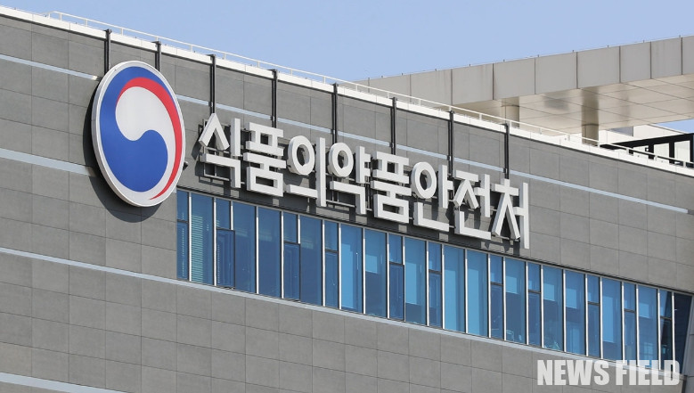 최근 4년 반 동안 화장품 부당광고 적발 건수가 1만 2천 건을 넘어섰으며, 피부재생 및 염증완화 등 의약품 효능을 내세워 소비자를 현혹하는 광고가 가장 많은 것으로 나타났다. 서영석 의원은 반복 적발 업체에 대한 강력한 제재와 함께 플랫폼 사업자에게 공동 책임 체계를 마련할 것을 식약처에 촉구했다.