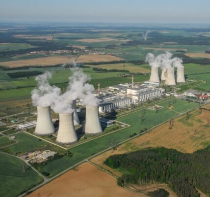 한수원의 26조 원 규모 체코 원전사업 계약 과정에서 이사회 보고 절차 누락 사실이 권향엽 의원의 국정감사 질의를 통해 확인됐다. 초기 이사회 보고를 주장했던 한수원 직무대행이 이후 진술을 번복하며 위증 논란과 함께 사업 절차의 투명성 문제가 제기되었다. 사진은 체코의 신규 원전 예정부지인 두코바니 전경