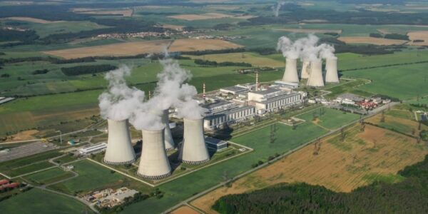 한수원의 26조 원 규모 체코 원전사업 계약 과정에서 이사회 보고 절차 누락 사실이 권향엽 의원의 국정감사 질의를 통해 확인됐다. 초기 이사회 보고를 주장했던 한수원 직무대행이 이후 진술을 번복하며 위증 논란과 함께 사업 절차의 투명성 문제가 제기되었다. 사진은 체코의 신규 원전 예정부지인 두코바니 전경