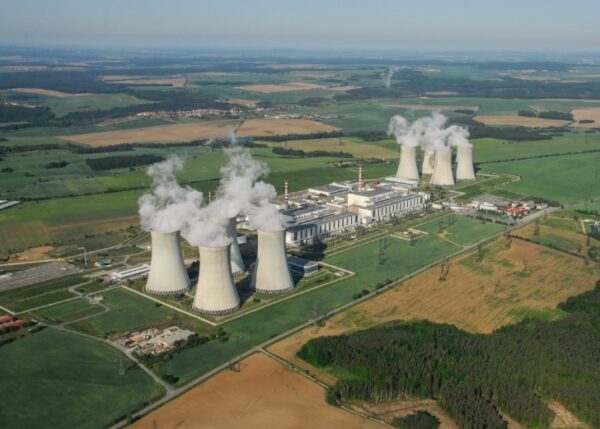 한수원의 26조 원 규모 체코 원전사업 계약 과정에서 이사회 보고 절차 누락 사실이 권향엽 의원의 국정감사 질의를 통해 확인됐다. 초기 이사회 보고를 주장했던 한수원 직무대행이 이후 진술을 번복하며 위증 논란과 함께 사업 절차의 투명성 문제가 제기되었다. 사진은 체코의 신규 원전 예정부지인 두코바니 전경