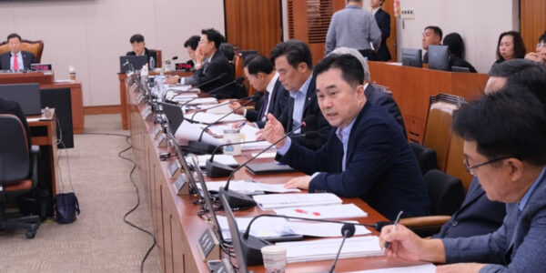 김종민 의원은 국정감사에서 미국 ICE가 유효 비자 소지 사실을 알면서도 현대차 조지아 공장 한국인 근로자를 불법 구금했다는 내부 문서를 공개하며 정부의 공식적인 문제 제기와 국가적 대응을 촉구했다. 이 사태로 인한 현대차 공장 셧다운 직접 피해액은 1조 원 규모로 추정되며, 향후 법적 소송에서 불리해질 수 있어 외교적·법적 조치가 시급한 상황이다.