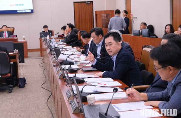 김종민 의원은 국정감사에서 미국 ICE가 유효 비자 소지 사실을 알면서도 현대차 조지아 공장 한국인 근로자를 불법 구금했다는 내부 문서를 공개하며 정부의 공식적인 문제 제기와 국가적 대응을 촉구했다. 이 사태로 인한 현대차 공장 셧다운 직접 피해액은 1조 원 규모로 추정되며, 향후 법적 소송에서 불리해질 수 있어 외교적·법적 조치가 시급한 상황이다.