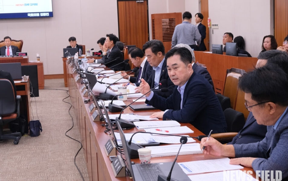 김종민 의원은 국정감사에서 미국 ICE가 유효 비자 소지 사실을 알면서도 현대차 조지아 공장 한국인 근로자를 불법 구금했다는 내부 문서를 공개하며 정부의 공식적인 문제 제기와 국가적 대응을 촉구했다. 이 사태로 인한 현대차 공장 셧다운 직접 피해액은 1조 원 규모로 추정되며, 향후 법적 소송에서 불리해질 수 있어 외교적·법적 조치가 시급한 상황이다.