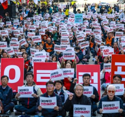 25일 서울 숭례문 앞에서 열린 ‘경제수탈·일자리파괴 NO트럼프 결의대회’에서 민주노총 조합원들과 시민들이 미국의 부당한 대규모 투자 요구 철회를 촉구하는 구호를 외치고 있다.