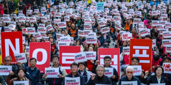 25일 서울 숭례문 앞에서 열린 ‘경제수탈·일자리파괴 NO트럼프 결의대회’에서 민주노총 조합원들과 시민들이 미국의 부당한 대규모 투자 요구 철회를 촉구하는 구호를 외치고 있다.