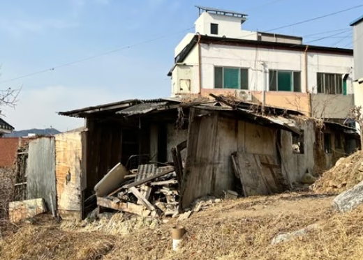 전국 빈집 정비 실적이 작년 6,844건으로 저조한 가운데, 현재 13만 4천 호에 달하는 빈집을 모두 정비하는 데는 약 20년이 걸릴 것으로 국회에서 지적됐다. 이에 정부와 지자체의 특단의 대책 마련과 계류 중인 관련 특별법의 조속한 심의 통과가 필요하다는 목소리가 커지고 있다.