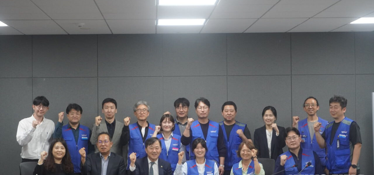 의료연대본부, 보건복지부, 교육부 관계자들이 16일 서울역 인근 티타워에서 공공의료와 지역 의료 강화를 위한 정책 간담회를 개최하고 있다.