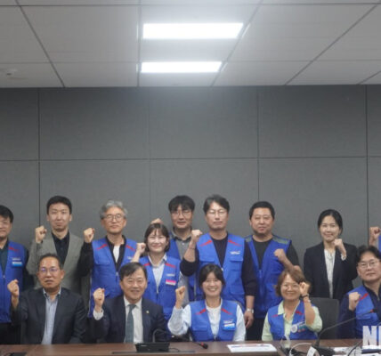 의료연대본부, 보건복지부, 교육부 관계자들이 16일 서울역 인근 티타워에서 공공의료와 지역 의료 강화를 위한 정책 간담회를 개최하고 있다.