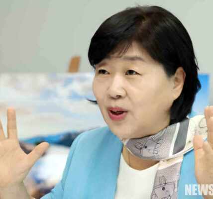 더불어민주당 서영교 의원이 서울시장 출마를 공식화하고, '천만 시민의 내편, 실용주의 서울'을 기치로 내걸었다. 그는 오세훈 시장의 대규모 사업을 혈세 낭비로 규정하고 중단을 요구하는 동시에, 재개발 활성화와 경전철 추가 건설 등 시민 체감형 공약을 제시했다.