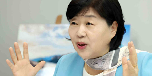 더불어민주당 서영교 의원이 서울시장 출마를 공식화하고, '천만 시민의 내편, 실용주의 서울'을 기치로 내걸었다. 그는 오세훈 시장의 대규모 사업을 혈세 낭비로 규정하고 중단을 요구하는 동시에, 재개발 활성화와 경전철 추가 건설 등 시민 체감형 공약을 제시했다.