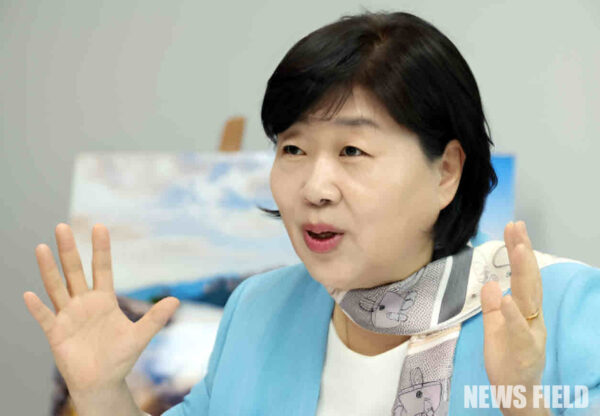 더불어민주당 서영교 의원이 서울시장 출마를 공식화하고, '천만 시민의 내편, 실용주의 서울'을 기치로 내걸었다. 그는 오세훈 시장의 대규모 사업을 혈세 낭비로 규정하고 중단을 요구하는 동시에, 재개발 활성화와 경전철 추가 건설 등 시민 체감형 공약을 제시했다.