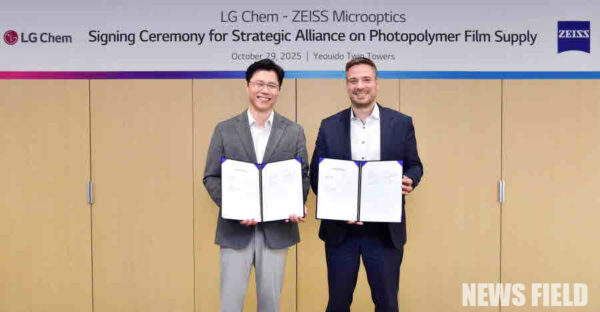 여의도 LG트윈타워에서 LG화학 전자소재사업부장 고경덕 상무(왼쪽)가 자이스(ZEISS)의 슈테판 회퍼(Stephan Höfer) 사업개발총괄과 포토폴리머 필름 사업협력 계약을 체결한 뒤 기념촬영을 하고 있다.