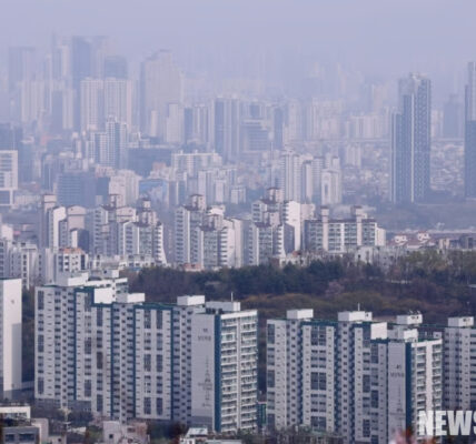 고금리 기조 장기화로 미분양이 누적되고 원자재값이 폭등하는 가운데, 국내 주요 건설사들이 높은 부채비율(코오롱글로벌 388.3%, 신세계건설 259.8%, SK에코플랜트 243%)과 중대재해처벌법 리스크라는 '이중 압박'에 직면했다. 신임 CEO들은 재무 폭탄과 안전 리스크 해소라는 사활이 걸린 과제를 동시에 수행해야 한다. 사진은 관련 기사와 무관.