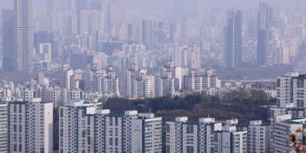 고금리 기조 장기화로 미분양이 누적되고 원자재값이 폭등하는 가운데, 국내 주요 건설사들이 높은 부채비율(코오롱글로벌 388.3%, 신세계건설 259.8%, SK에코플랜트 243%)과 중대재해처벌법 리스크라는 '이중 압박'에 직면했다. 신임 CEO들은 재무 폭탄과 안전 리스크 해소라는 사활이 걸린 과제를 동시에 수행해야 한다. 사진은 관련 기사와 무관.