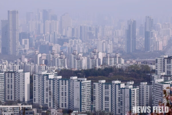고금리 기조 장기화로 미분양이 누적되고 원자재값이 폭등하는 가운데, 국내 주요 건설사들이 높은 부채비율(코오롱글로벌 388.3%, 신세계건설 259.8%, SK에코플랜트 243%)과 중대재해처벌법 리스크라는 '이중 압박'에 직면했다. 신임 CEO들은 재무 폭탄과 안전 리스크 해소라는 사활이 걸린 과제를 동시에 수행해야 한다. 사진은 관련 기사와 무관.