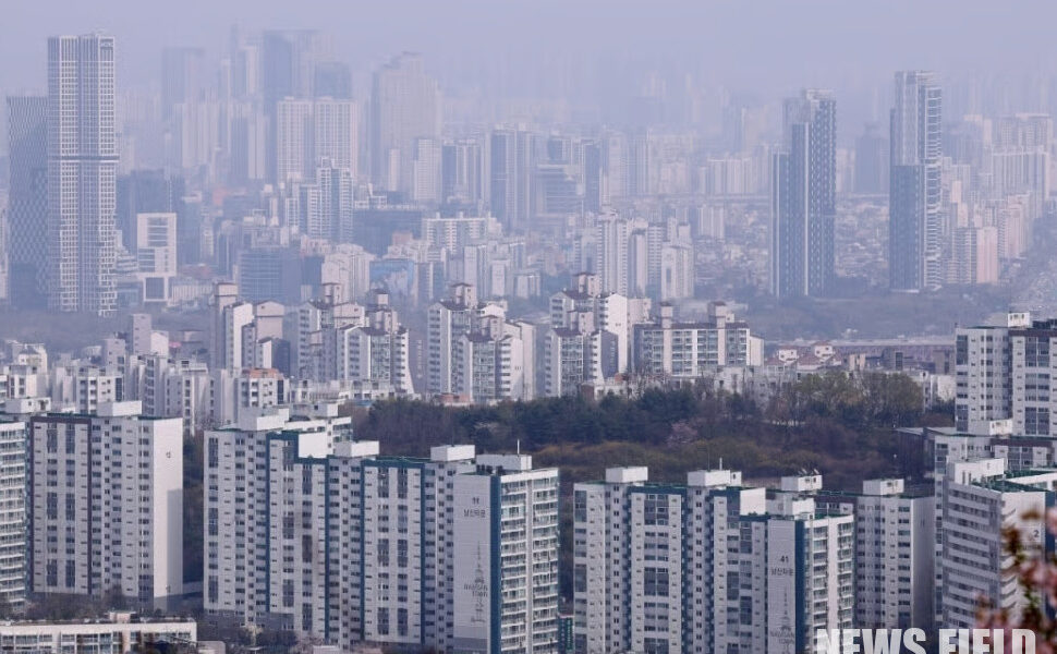 고금리 기조 장기화로 미분양이 누적되고 원자재값이 폭등하는 가운데, 국내 주요 건설사들이 높은 부채비율(코오롱글로벌 388.3%, 신세계건설 259.8%, SK에코플랜트 243%)과 중대재해처벌법 리스크라는 '이중 압박'에 직면했다. 신임 CEO들은 재무 폭탄과 안전 리스크 해소라는 사활이 걸린 과제를 동시에 수행해야 한다. 사진은 관련 기사와 무관.