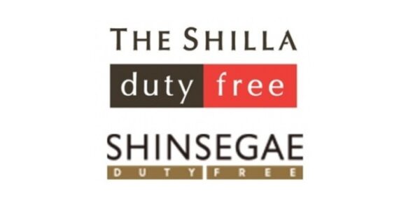 신라면세점(9월)과 신세계면세점(10월)이 연이어 인천공항 DF1·DF2 사업권을 반납을 결정하며, 각각 약 1,900억 원에 달하는 위약금을 감수하는 초강수를 두었다. 이는 장기간의 적자를 감수하며 소송을 이어가는 대신, 급변하는 소비 환경에 부적합한 '객당 수수료 연동형' 임대료 구조를 고집한 인천공항공사의 강경한 입장 속에 기업들이 '수익성 중심 생존 전략'을 최종적으로 선택했음을 의미한다.