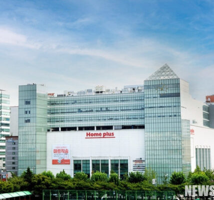 학교 비정규직 노동자들이 홈플러스 구조조정 사태에 연대 입장을 밝히며, 고용불안 문제를 사회 전체의 과제로 제기했다. 노조는 교육현장 비정규직의 처우 개선과 함께 자본 중심 구조의 변화를 촉구했다.