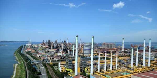 포스코 포항제철소에서 고위험 화학물질 누출 사고가 발생해 하청노동자 4명의 인명피해를 냈다. '건강과 생명을 지키는 사람들'은 신고 지연에 따른 화학물질관리법 위반 및 사고 은폐 의혹을 제기하며, 포스코와 정부를 향해 철저한 진상 규명과 실질적인 안전 및 대응 체계 개선을 강력히 요구했다.