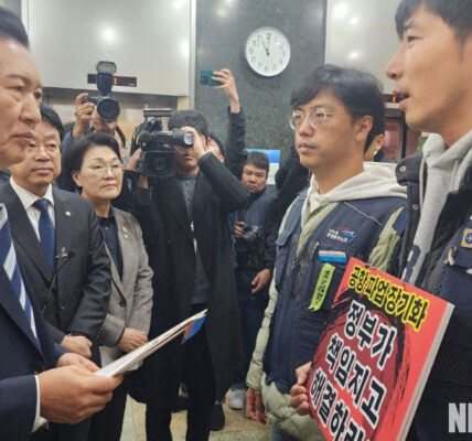 6일 더불어민주당 정청래 대표(왼쪽)에게 공항 파업 장기화의 책임 회피 문제를 전달하는 공항노동자연대 대표자들.