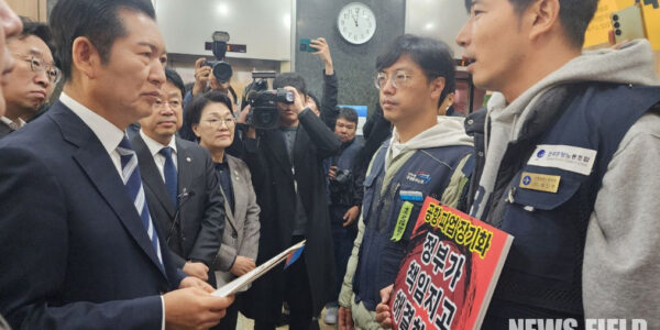 6일 더불어민주당 정청래 대표(왼쪽)에게 공항 파업 장기화의 책임 회피 문제를 전달하는 공항노동자연대 대표자들.