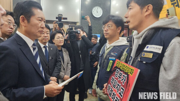 6일 더불어민주당 정청래 대표(왼쪽)에게 공항 파업 장기화의 책임 회피 문제를 전달하는 공항노동자연대 대표자들.