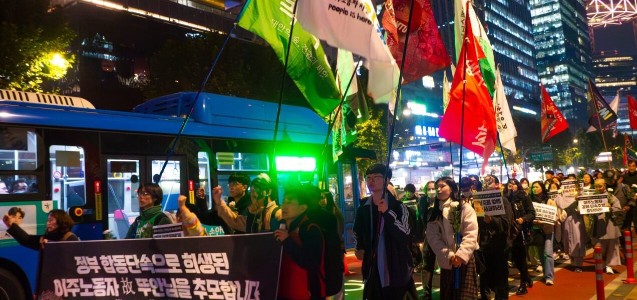 6일 오후 서울 종로구 서울출입국외국인청 세종로출장소 앞에서 '이재명 정부 강제단속 규탄! 故뚜안씨 추모 촛불행진'이 열렸다. 지난달 28일 정부의 합동단속을 피하려다 사망한 베트남 출신 청년 이주노동자 故뚜안씨(여, 25)의 죽음을 기리는 자리다. © 녹색당