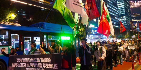 6일 오후 서울 종로구 서울출입국외국인청 세종로출장소 앞에서 '이재명 정부 강제단속 규탄! 故뚜안씨 추모 촛불행진'이 열렸다. 지난달 28일 정부의 합동단속을 피하려다 사망한 베트남 출신 청년 이주노동자 故뚜안씨(여, 25)의 죽음을 기리는 자리다. © 녹색당