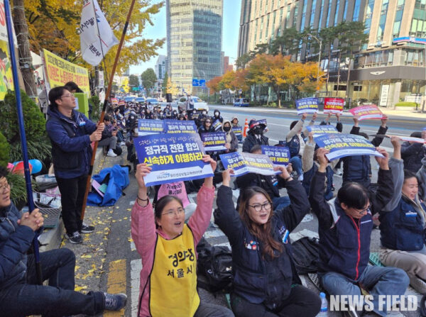 공공운수노조 국민건강보험고객센터지부 조합원들이 10일 서울고용노동청 앞에서 열린 전국동시다발 총파업 결의대회에서 구호를 외치고 있다.