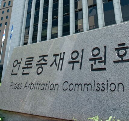 삼천리 그룹이 직장 내 불법 촬영 직원을 징계 없이 즉시 퇴사 처리한 것을 비판한 언론사에 대해 언론중재위원회를 제소한 것으로 확인되었으며, 사측은 '피해자의 동의'를 이유로 징계 절차 생략을 주장하고 있다.