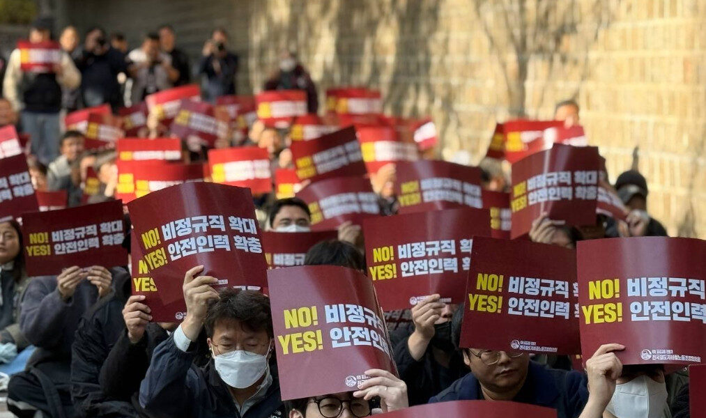 민간도시철도의 공적 운영과 안전 강화를 요구하며 구호를 외치고 있는 궤도노동자 공동투쟁 결의대회 참가자들.