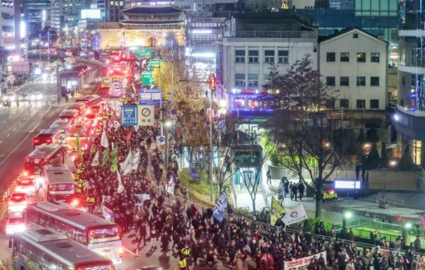 시민사회단체 관계자들이 촛불집회를 마친 뒤 대통령실 방향으로 행진하는 모습. 