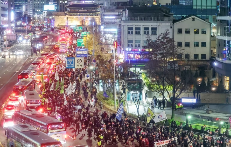 시민사회단체 관계자들이 촛불집회를 마친 뒤 대통령실 방향으로 행진하는 모습.