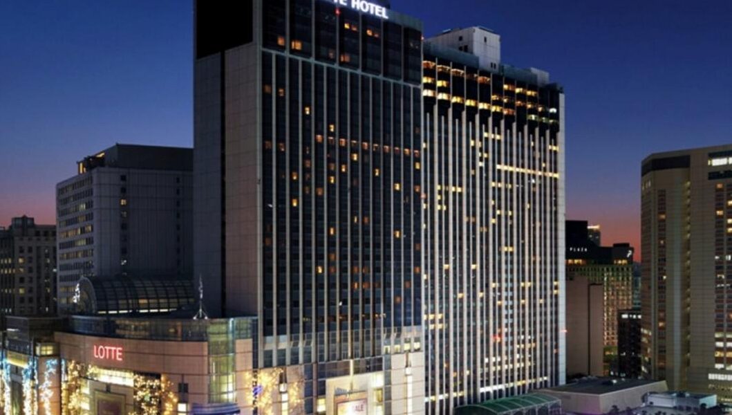 롯데호텔 서울 스위트룸에서 고객 고가 휴대폰이 객실 내에서 사라진 뒤, 호텔 측이 세 차례 분실을 부인했으나 경찰 출동 10분 만에 지하 세탁물 구역에서 발견됐다.