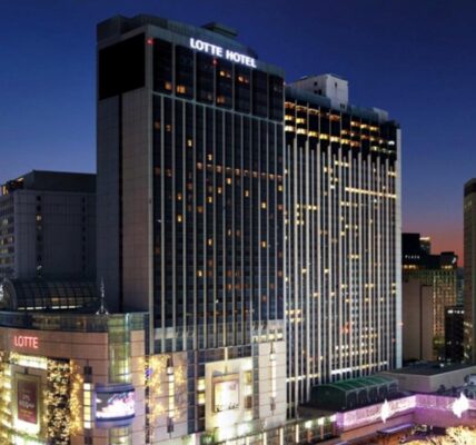 롯데호텔 서울 스위트룸에서 고객 고가 휴대폰이 객실 내에서 사라진 뒤, 호텔 측이 세 차례 분실을 부인했으나 경찰 출동 10분 만에 지하 세탁물 구역에서 발견됐다.