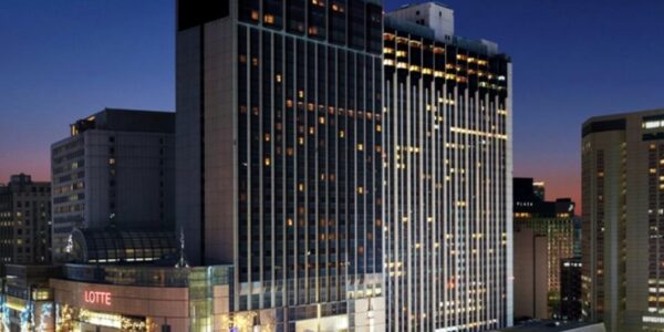 롯데호텔 서울 스위트룸에서 고객 고가 휴대폰이 객실 내에서 사라진 뒤, 호텔 측이 세 차례 분실을 부인했으나 경찰 출동 10분 만에 지하 세탁물 구역에서 발견됐다.