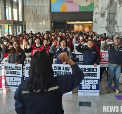12일 서울 중구 한국프레스센터 로비에서 한국프레스센터 청소노동자들이 임금·단체협약 승계를 촉구하며 철야 농성을 진행하고 있다.