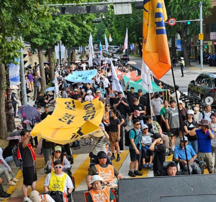 전국장애인차별철폐연대는 2026년도 장애인권리예산 반영을 강력히 촉구하며 11월 18일 지하철 시위와 집중 투쟁 결의대회를 진행한다. 이는 국회 상임위원회에서 증액안이 통과되었음에도 기획재정부의 최종 결정이 불투명해지자, 국회에 예산 보장을 촉구하기 위한 총력 투쟁이다.