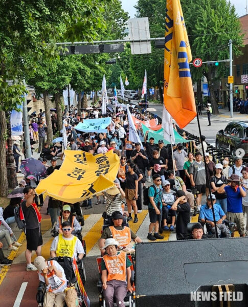 전국장애인차별철폐연대는 2026년도 장애인권리예산 반영을 강력히 촉구하며 11월 18일 지하철 시위와 집중 투쟁 결의대회를 진행한다. 이는 국회 상임위원회에서 증액안이 통과되었음에도 기획재정부의 최종 결정이 불투명해지자, 국회에 예산 보장을 촉구하기 위한 총력 투쟁이다.