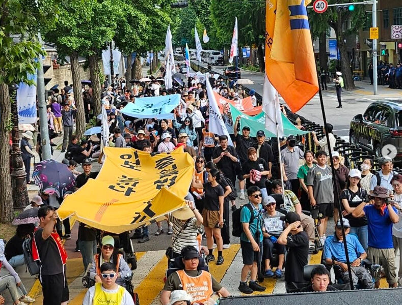 전국장애인차별철폐연대는 2026년도 장애인권리예산 반영을 강력히 촉구하며 11월 18일 지하철 시위와 집중 투쟁 결의대회를 진행한다. 이는 국회 상임위원회에서 증액안이 통과되었음에도 기획재정부의 최종 결정이 불투명해지자, 국회에 예산 보장을 촉구하기 위한 총력 투쟁이다.