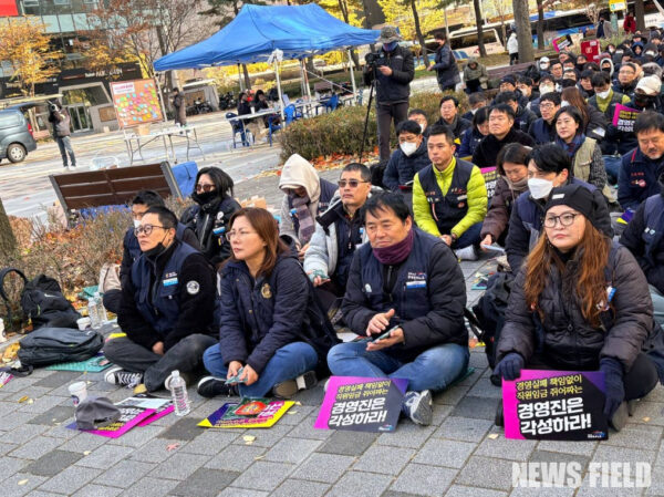 공공운수노조 엘지헬로비전지부 조합원들이 17일 서울 LG헬로비전 본사 앞에서 창사 이래 첫 총파업 결의대회를 열고 구호를 외치고 있다.