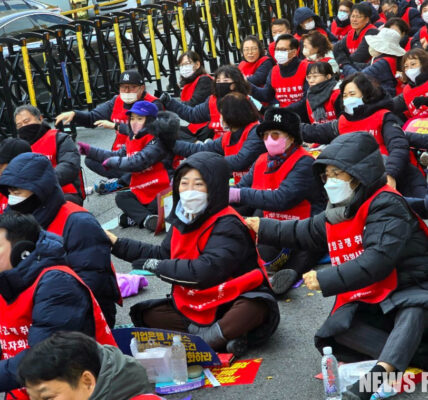 공공운수노조 기업은행서비스지부 조합원들이 19일 서울 을지로 기업은행 본점 앞에서 모회사의 책임 있는 자세와 자회사 간의 복지 및 임금 차별 철폐를 촉구하며 구호를 외치고 있다.