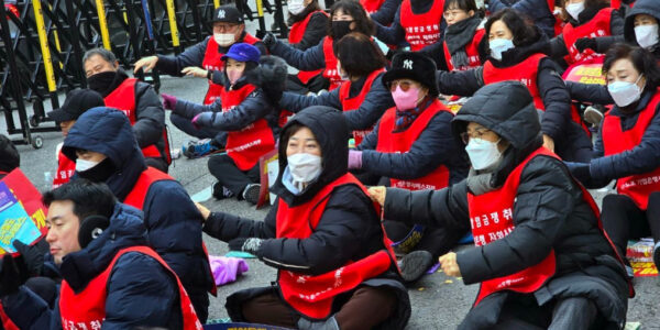 공공운수노조 기업은행서비스지부 조합원들이 19일 서울 을지로 기업은행 본점 앞에서 모회사의 책임 있는 자세와 자회사 간의 복지 및 임금 차별 철폐를 촉구하며 구호를 외치고 있다.
