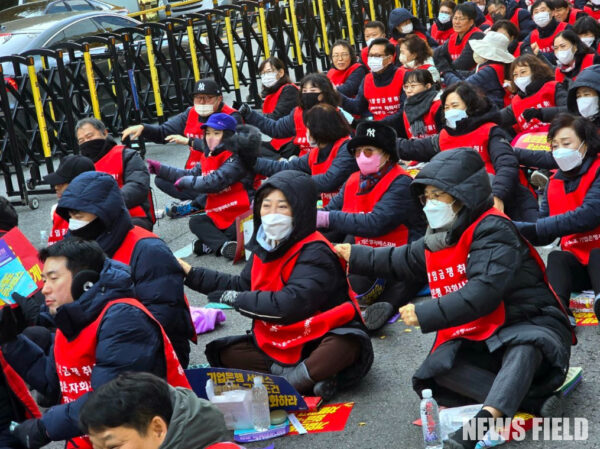 공공운수노조 기업은행서비스지부 조합원들이 19일 서울 을지로 기업은행 본점 앞에서 모회사의 책임 있는 자세와 자회사 간의 복지 및 임금 차별 철폐를 촉구하며 구호를 외치고 있다.