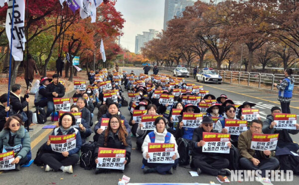 '누구나 건강할 권리 쟁취!' 공공운수노조 의료연대본부와 좋은공공병원만들기운동본부 등 노동·시민사회단체 관계자들이 20일 국회 앞에서 공공의료 확충을 촉구하는 결의대회에서 구호를 외치고 있다.