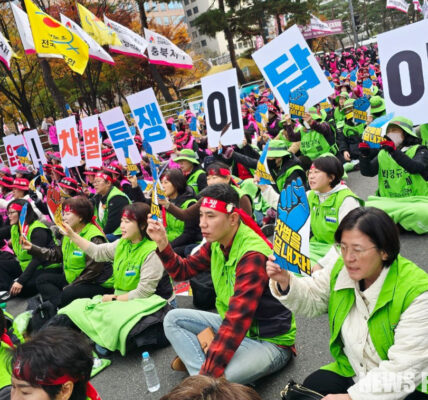 학교비정규직 노동자들이 20일 국회 앞에서 저임금 철폐와 교육공무직 법제화를 촉구하며 총파업 결의대회를 열고 있다.