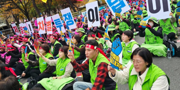 학교비정규직 노동자들이 20일 국회 앞에서 저임금 철폐와 교육공무직 법제화를 촉구하며 총파업 결의대회를 열고 있다.