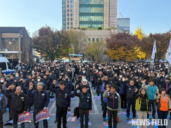 대구시청 앞에서 20년 만의 시한부 파업대회를 열고 인력 충원과 노동 조건 개선을 촉구하는 대구교통공사노동조합 조합원들.